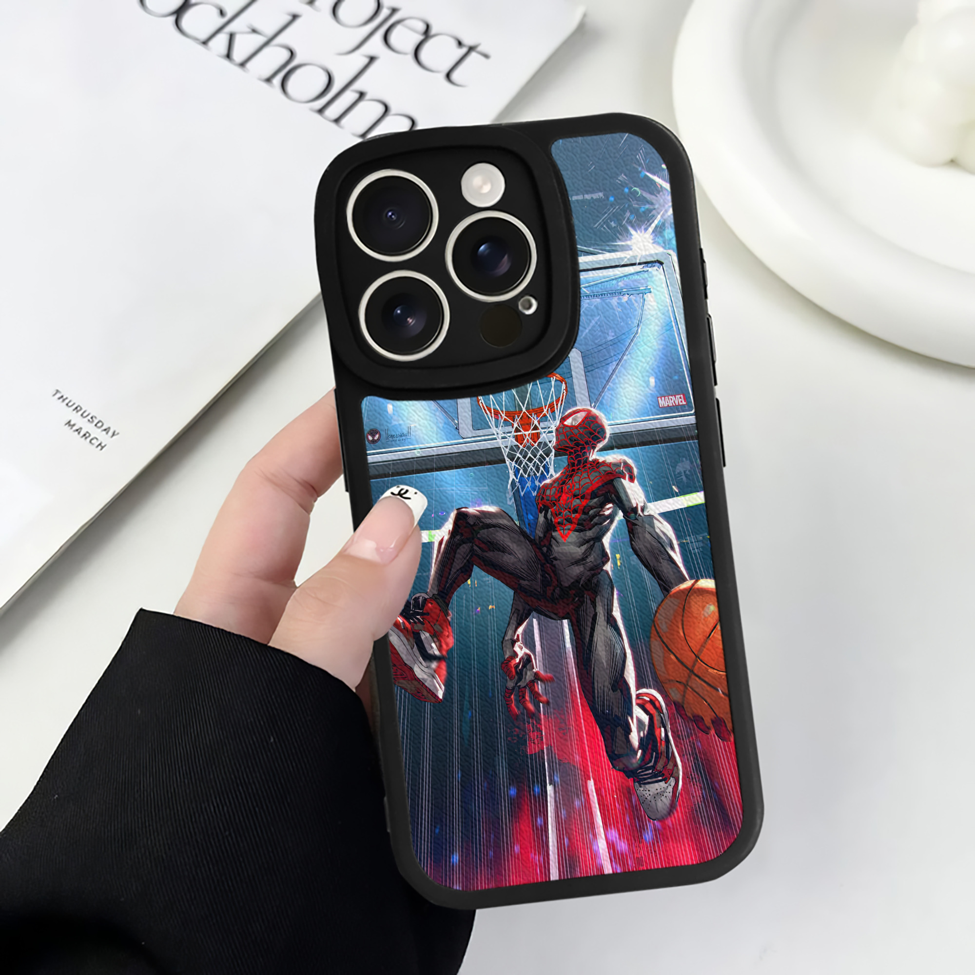 Spider Man スパイダーマン 【iPhone 16シリーズ対応】シリコンスマホケース（レザー調） 材質：シリコン